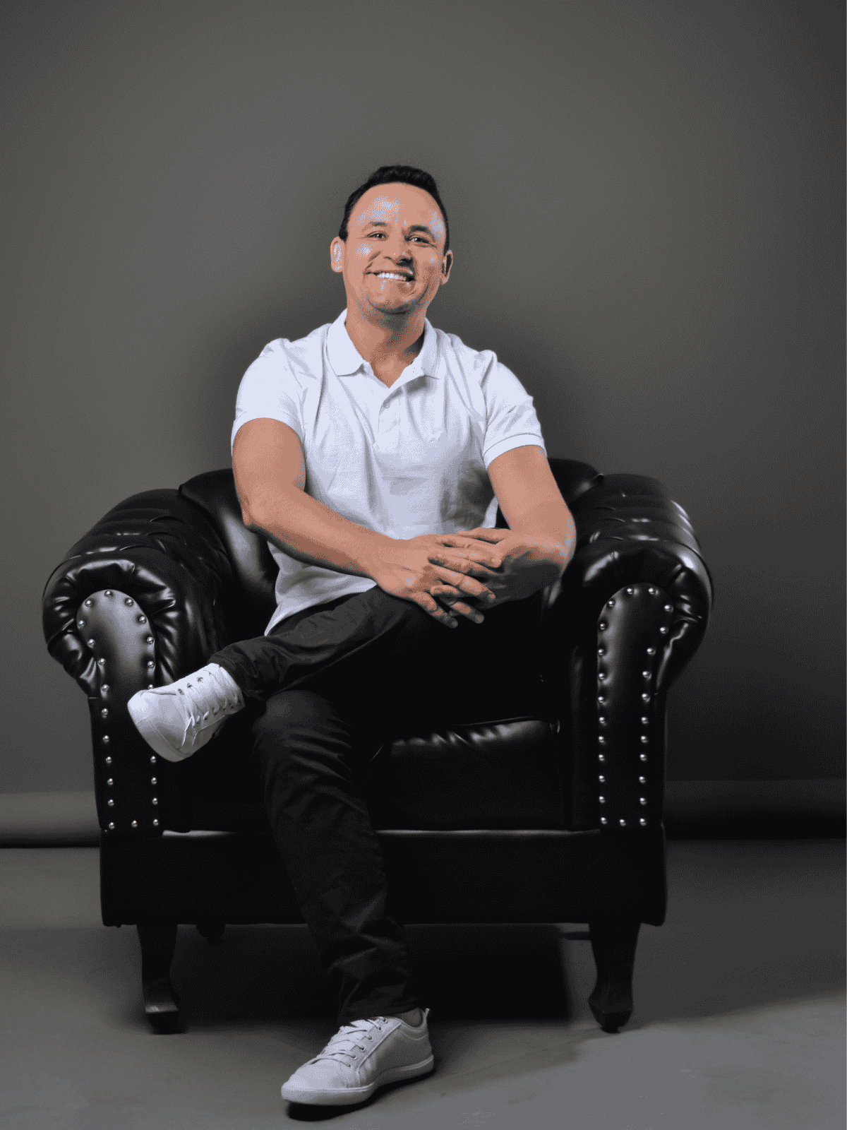 Roni Salomé, psicólogo em São José (SC), em atendimento de terapia de casal